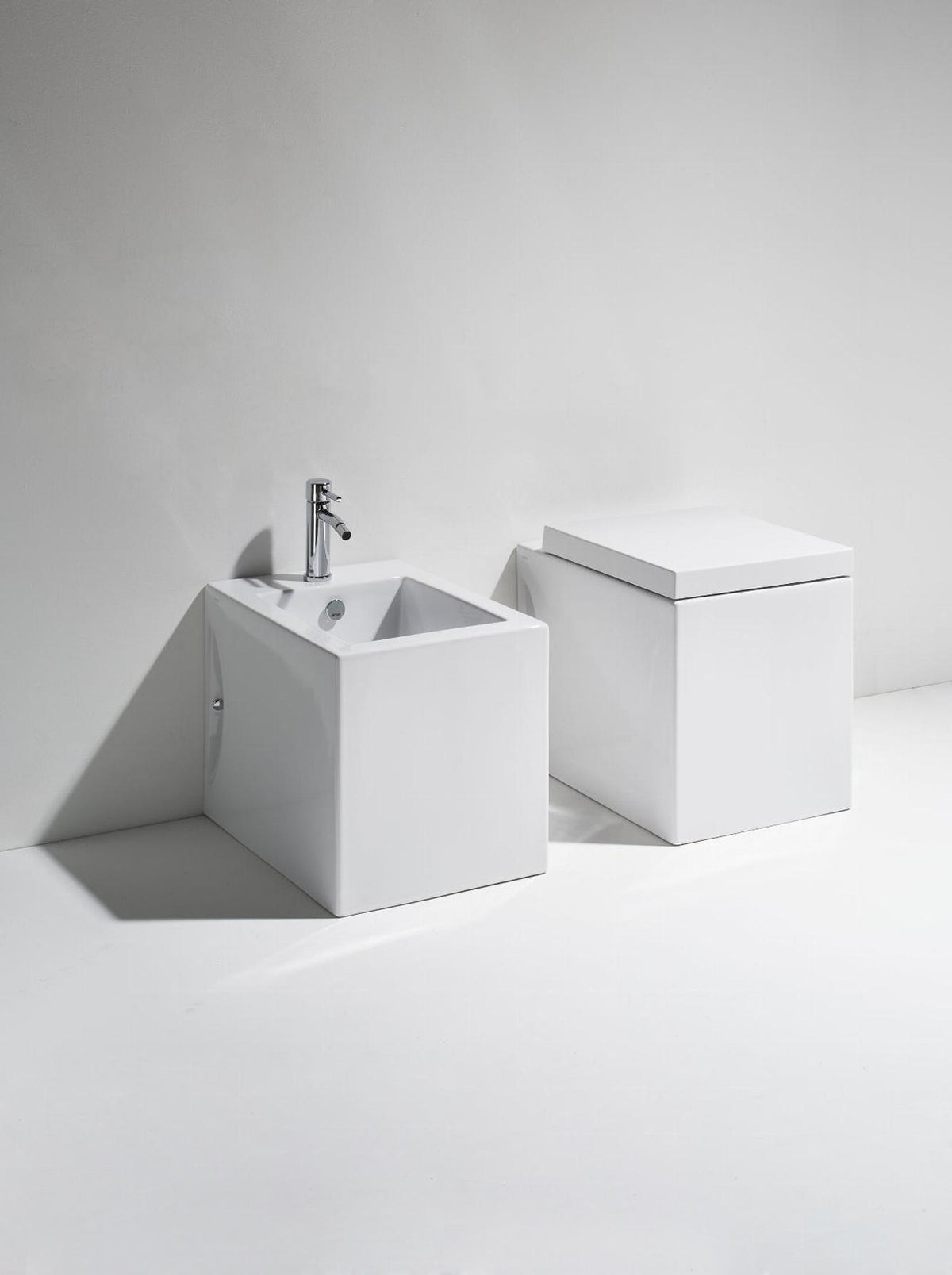 Sanitari Simas serie FROZEN filo muro: vaso, sedile soft-close, bidet.