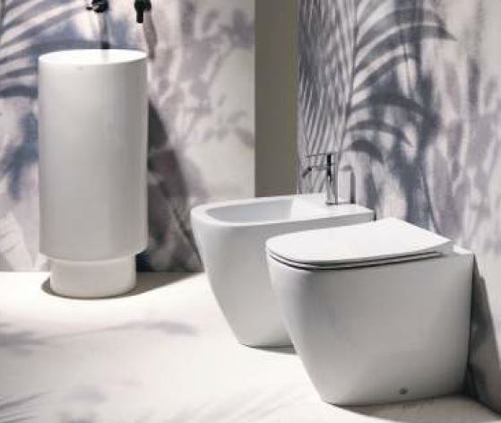 Sanitari Simas serie JUNIPER filo muro: vaso carenato con scarico GREEN VERTIGO, sedile soft-close , bidet.