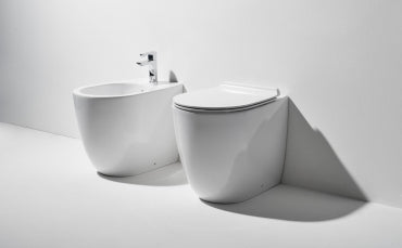Sanitari Simas serie VIGNONI filo muro: vaso carenato con scarico  GREEN VERTIGO, sedile soft- clcose,bidet .