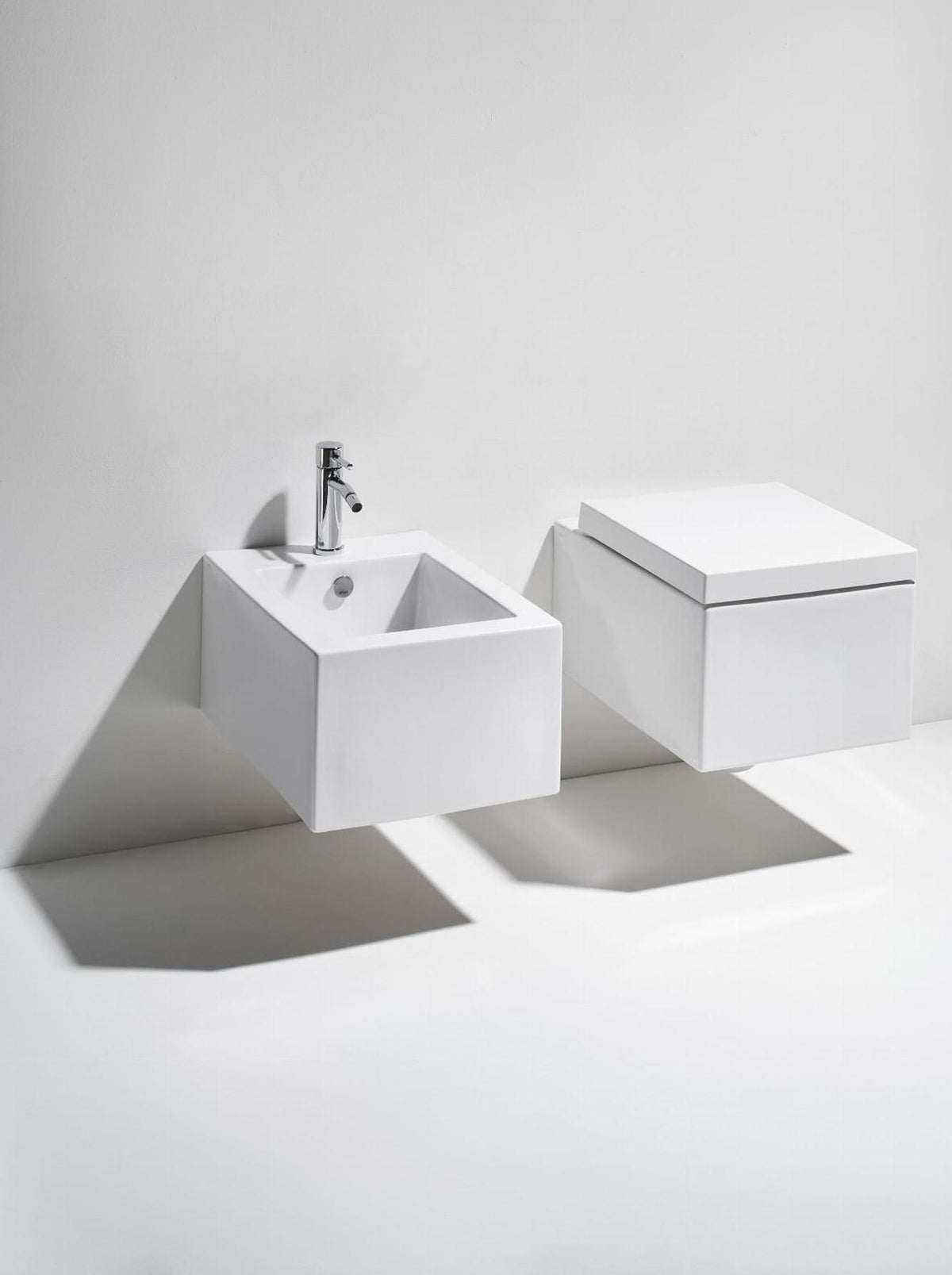 Sanitari Simas serie FROZEN sospesi: vaso, sedile soft-close, bidet.
