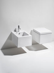 Sanitari Simas serie FROZEN sospesi: vaso, sedile soft-close, bidet.