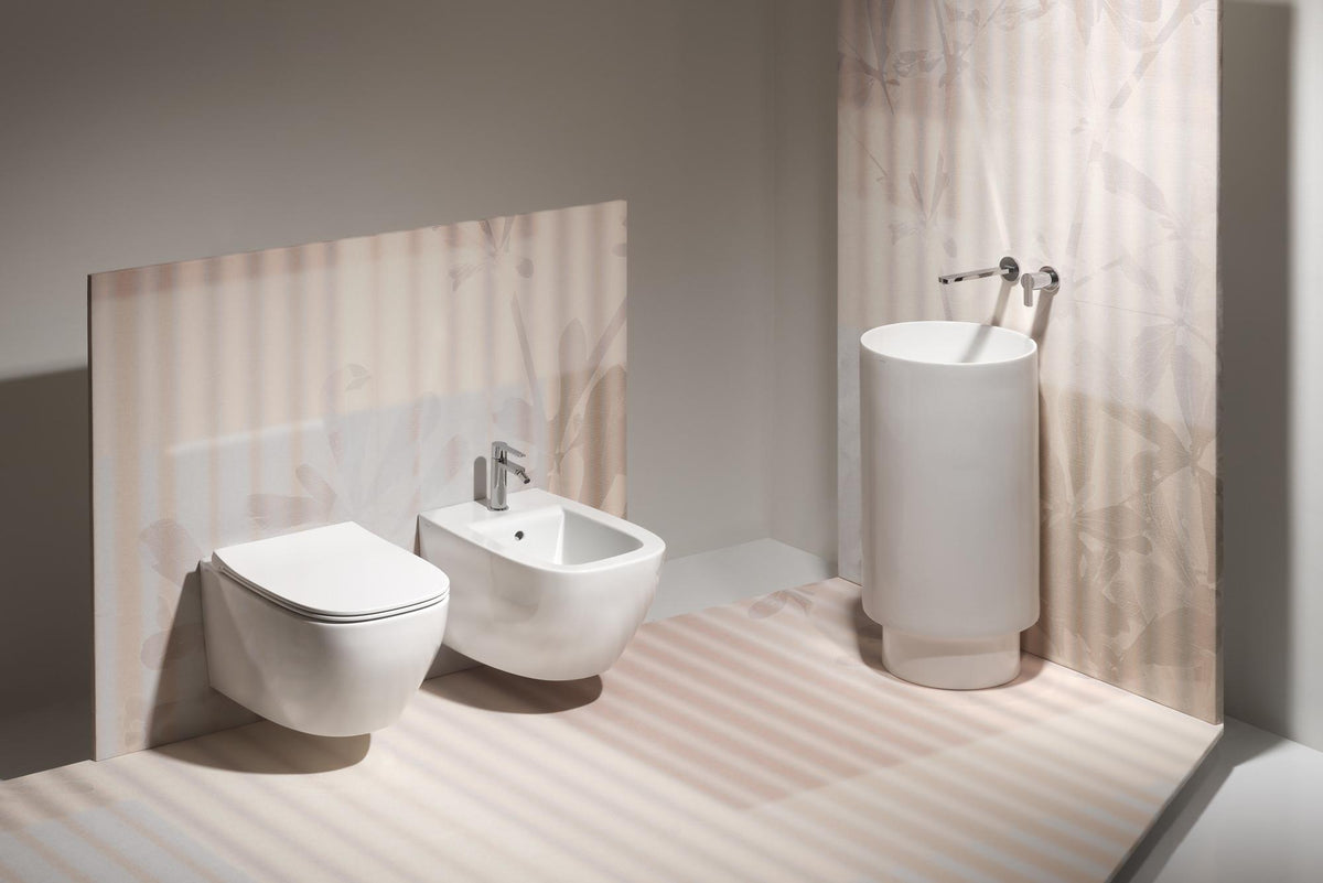 Sanitari Simas serie JUNIPER sospesi: vaso, sedile soft-close, bidet.
