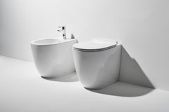 Sanitari Simas serie VIGNONI filo muro con scarico traslato: vaso, sedile soft-close, bidet.