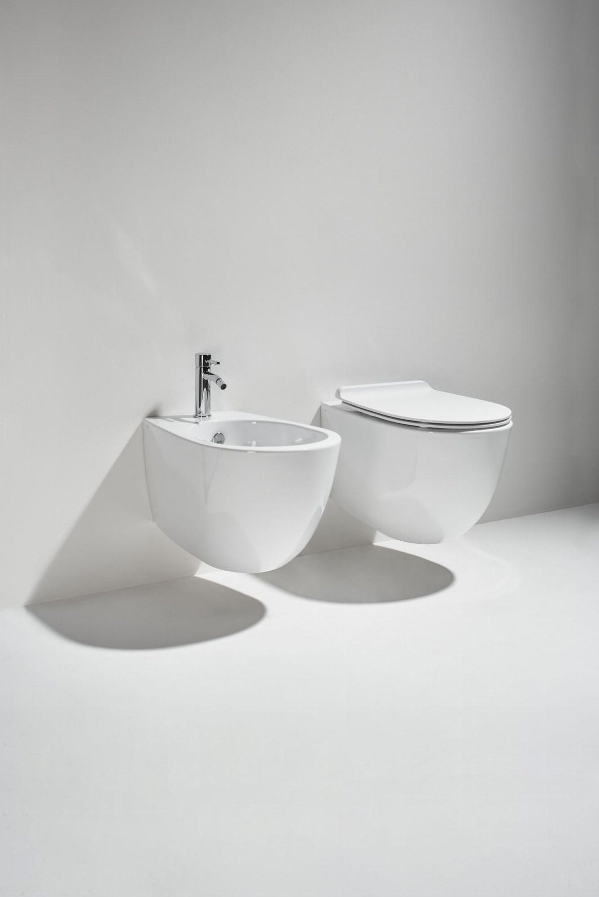 Sanitari Simas serie VIGNONI sospesi: vaso green vertigo, sedile soft-close, bidet.