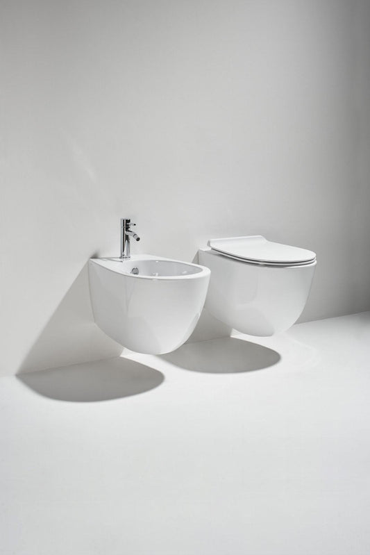 Sanitari Simas serie VIGNONI sospesi: vaso green vertigo, sedile soft-close, bidet.