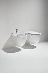 Sanitari Simas serie VIGNONI sospesi: vaso green vertigo, sedile soft-close, bidet.